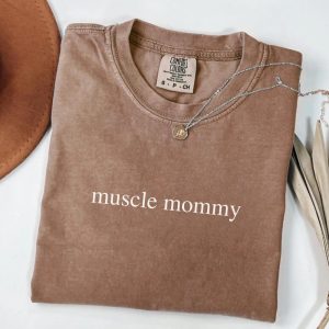 Comfort Colors® Muscle Mommy T-Shirt, Women’s Pump Cover Gym Shirt, Workout Apparel, Lifting Shirt, Gym Girly Outfit, Fitness Gift for Her